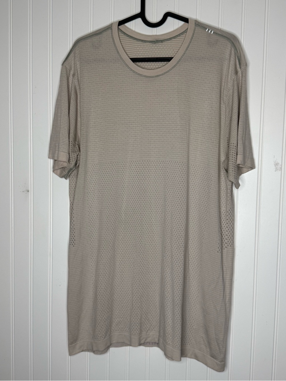 Lululemon Metal Vent Breathe Short Sleeve
Silver Drop / Light Ivory Size Large